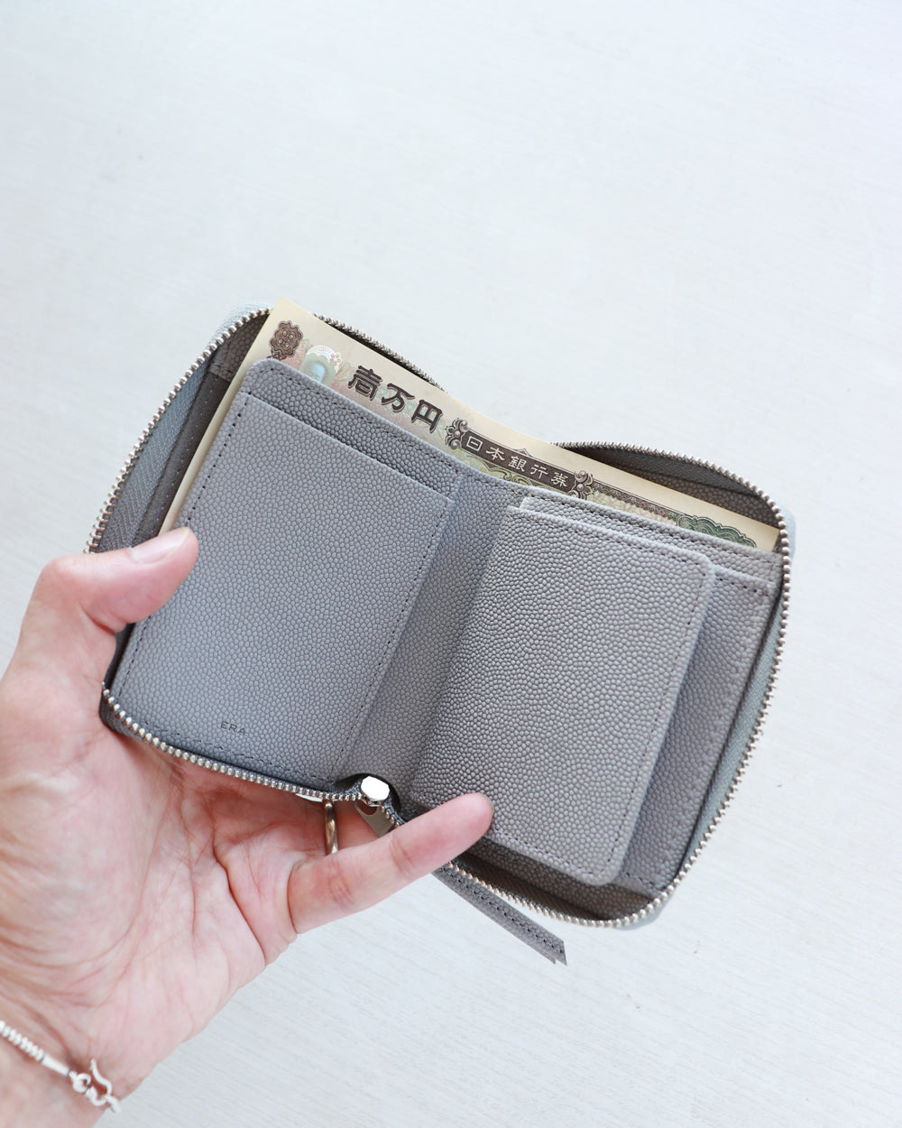ERA. NEW VINTAGE ROUND PALM WALLET