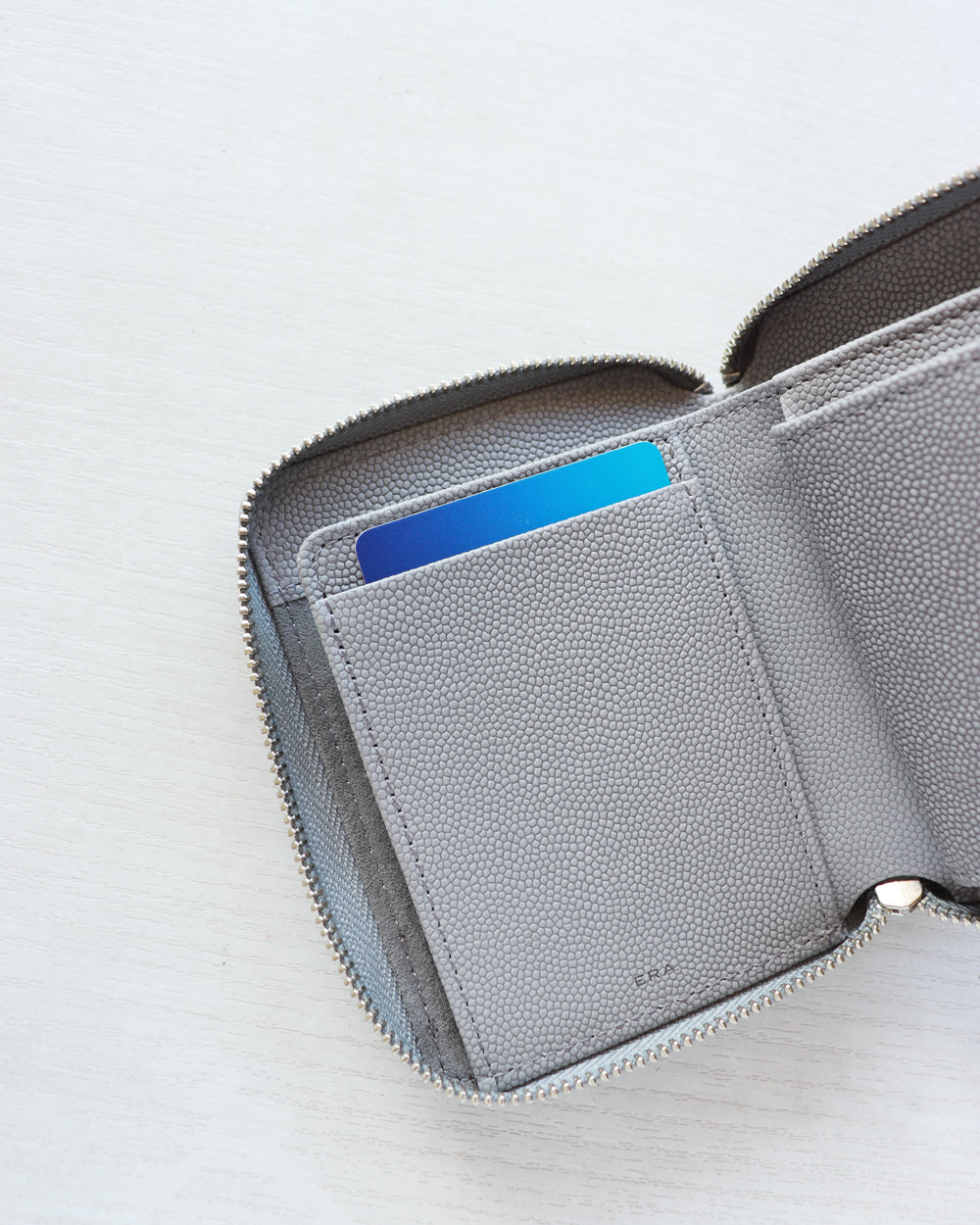 ERA. NEW VINTAGE ROUND PALM WALLET