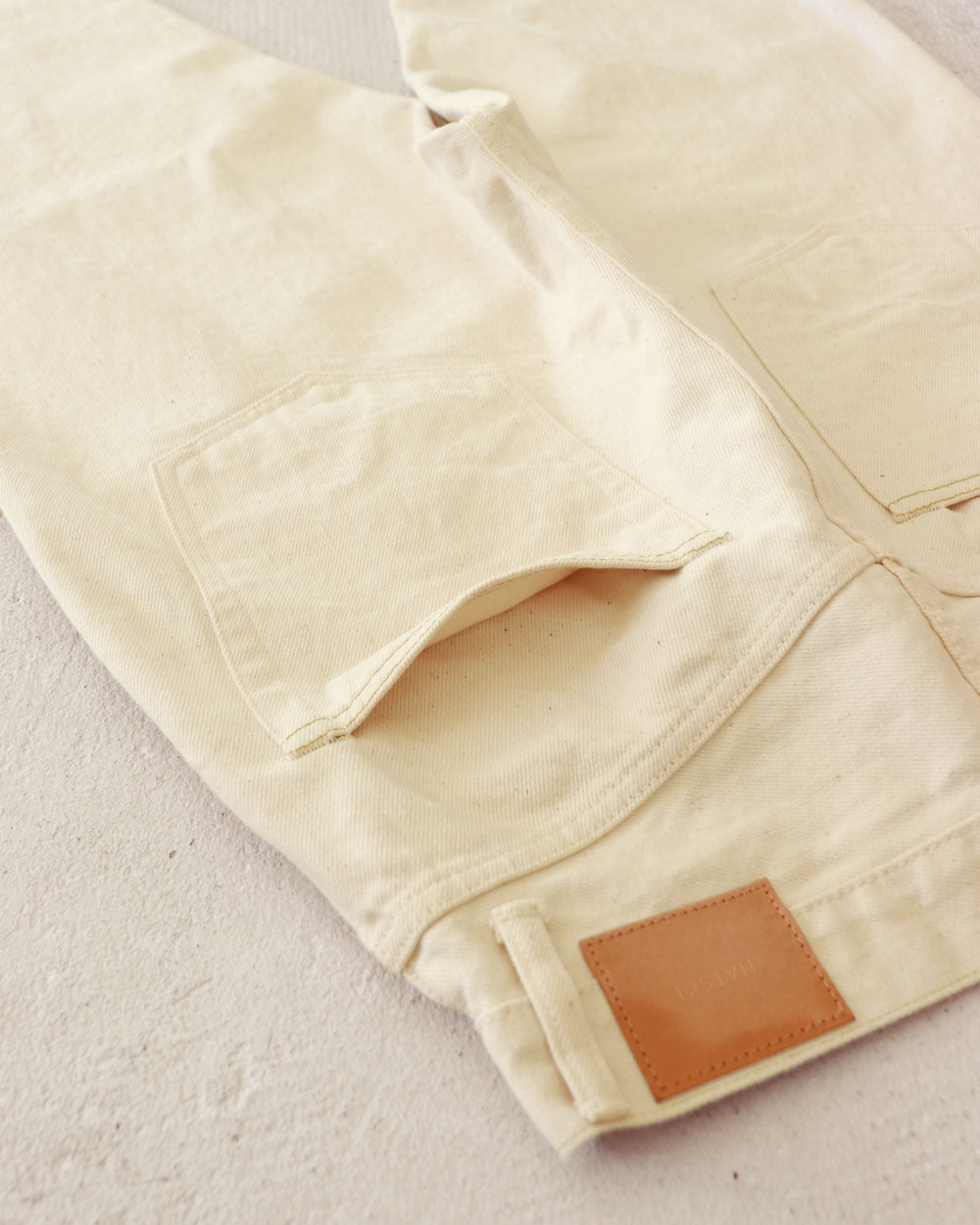 HATSKI Loose Tapered Katsuragi Denim -Ecru HTK-22001-K