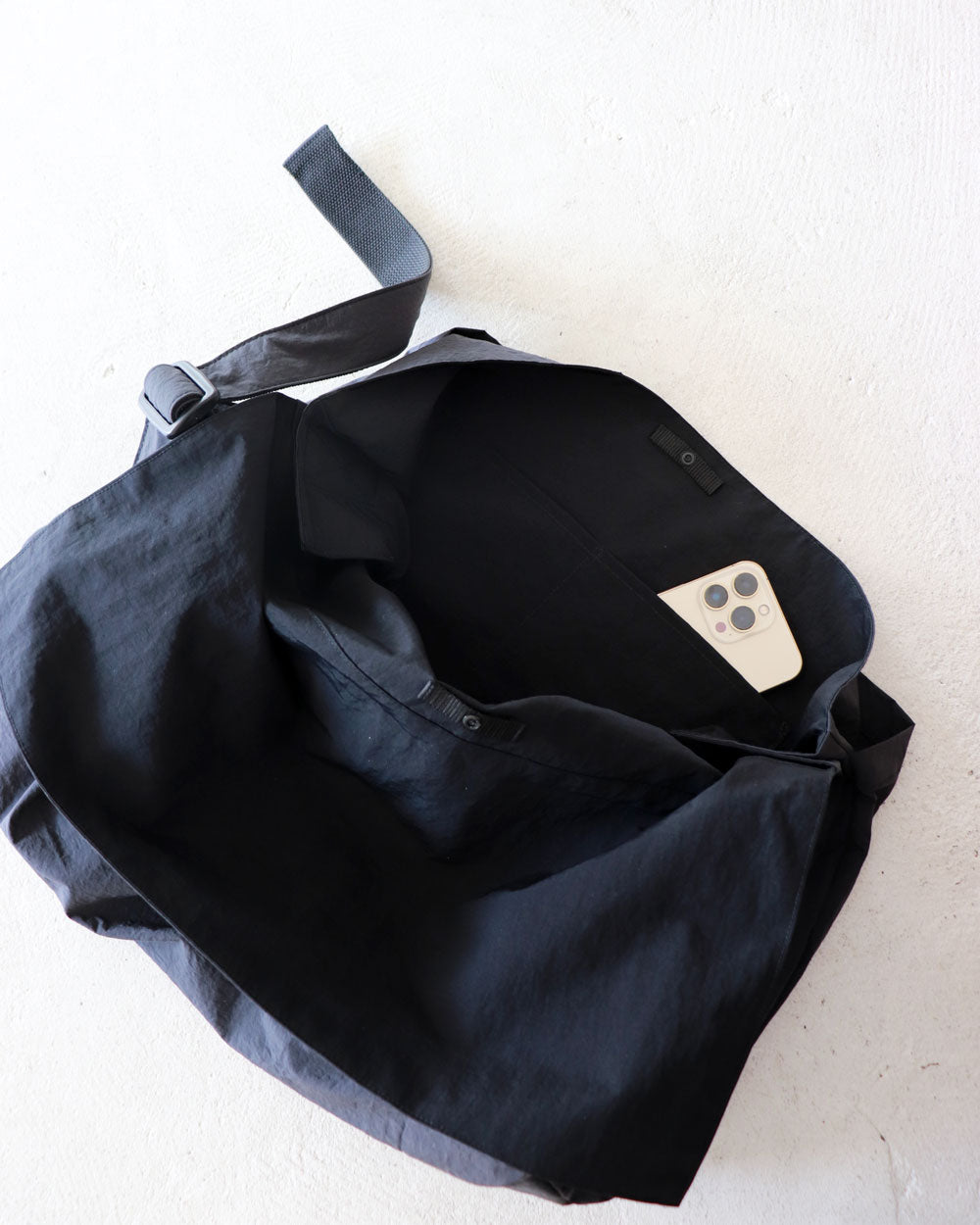 ERA. SHRINK NO MESSENGER BAG (K012S)