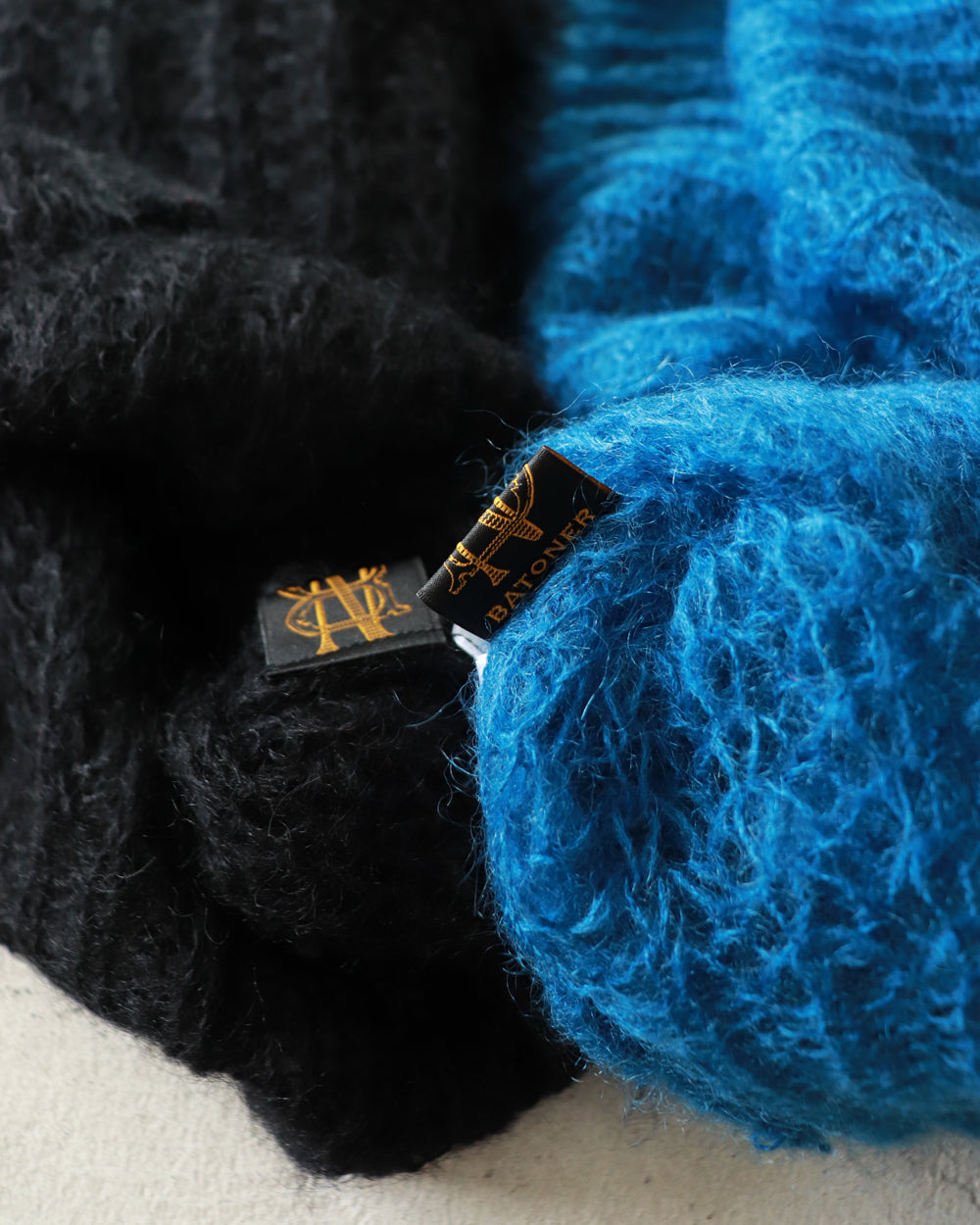 BATONER FLUFFY MOHAIR CREW NECK