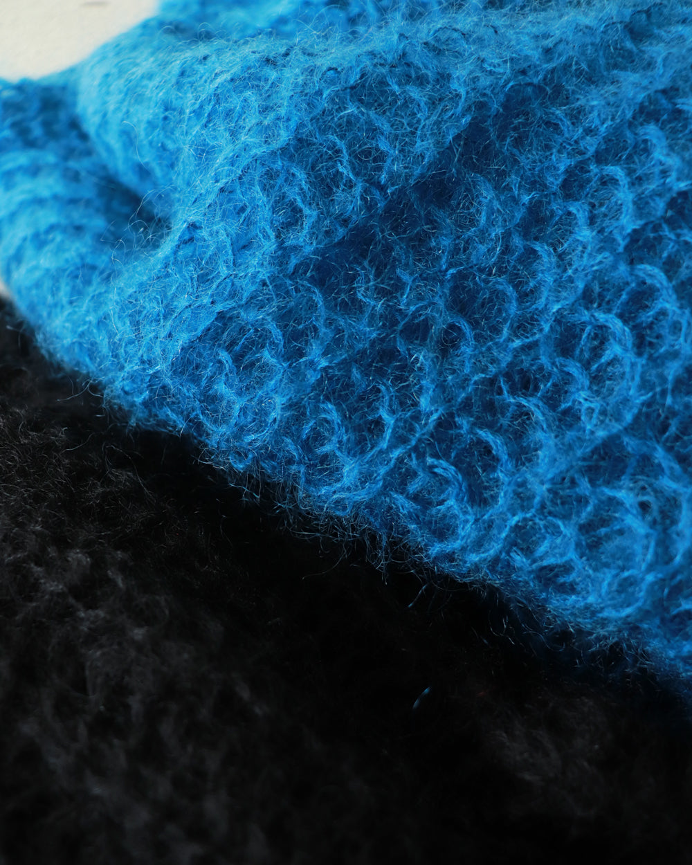 BATONER FLUFFY MOHAIR CREW NECK