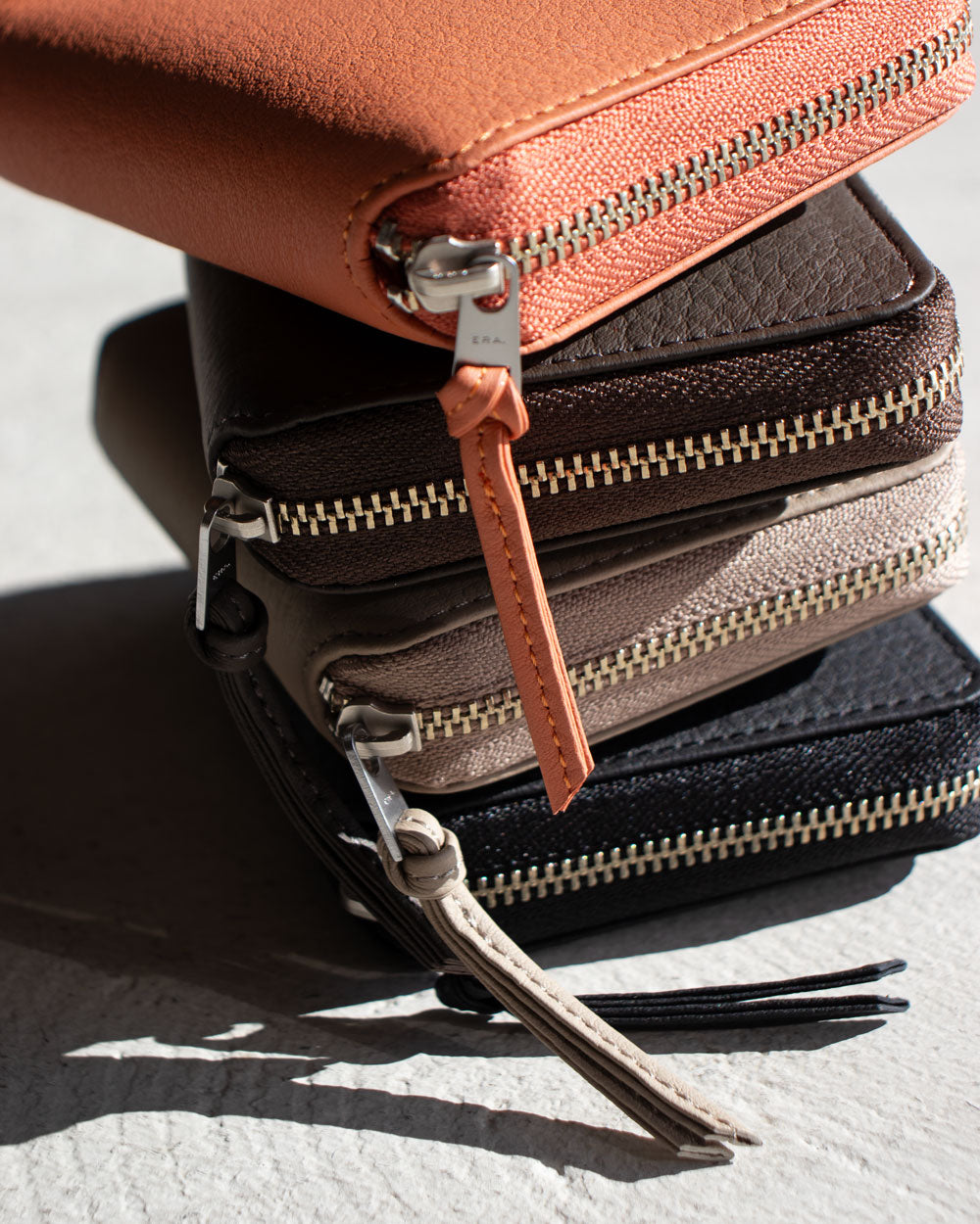 ERA. EO SHIRINK ROUND PALM WALLET