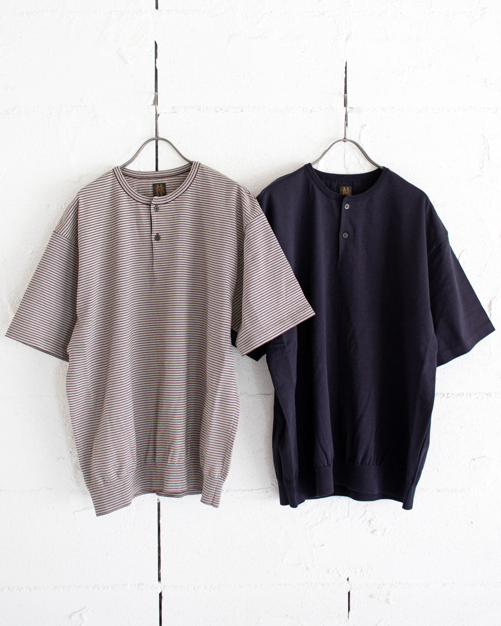 BATONER BROWSING HENLEY NECK T-SHIRT