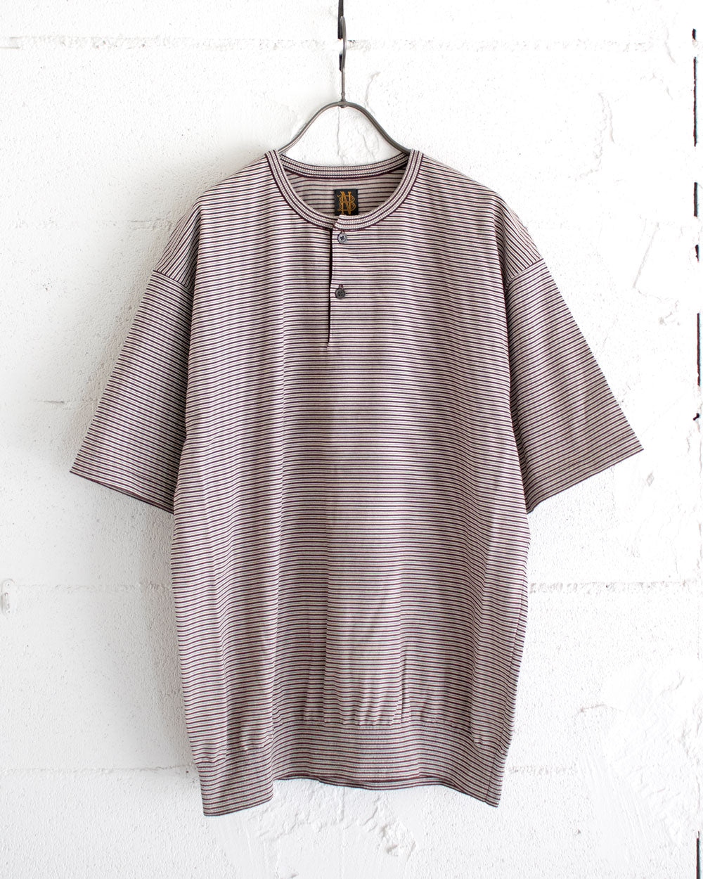 BATONER BROWSING HENLEY NECK T-SHIRT