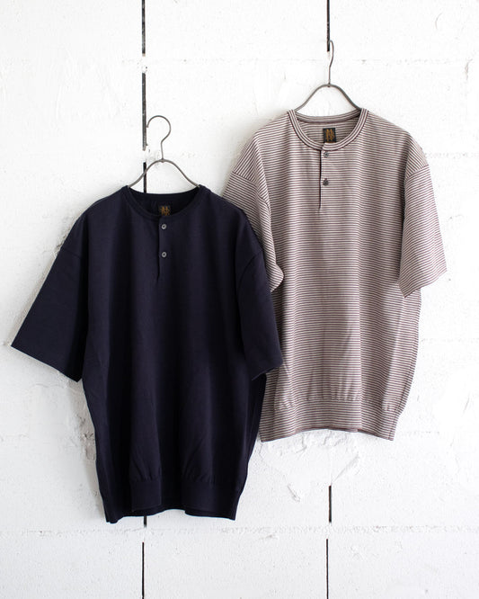BATONER BROWSING HENLEY NECK T-SHIRT