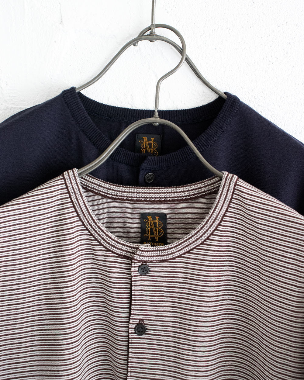 BATONER BROWSING HENLEY NECK T-SHIRT