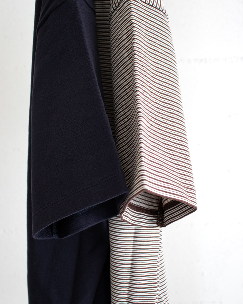 BATONER BROWSING HENLEY NECK T-SHIRT