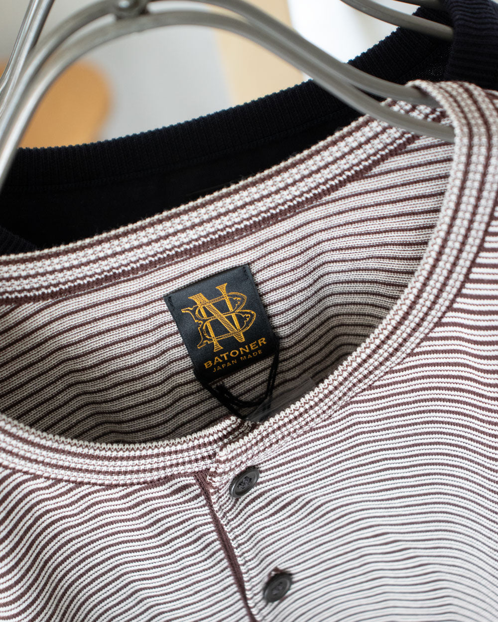 BATONER BROWSING HENLEY NECK T-SHIRT