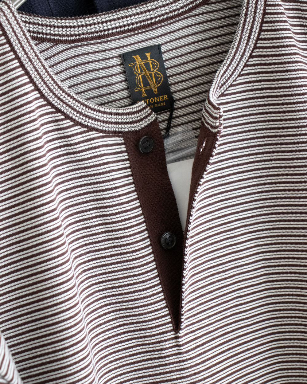 BATONER BROWSING HENLEY NECK T-SHIRT