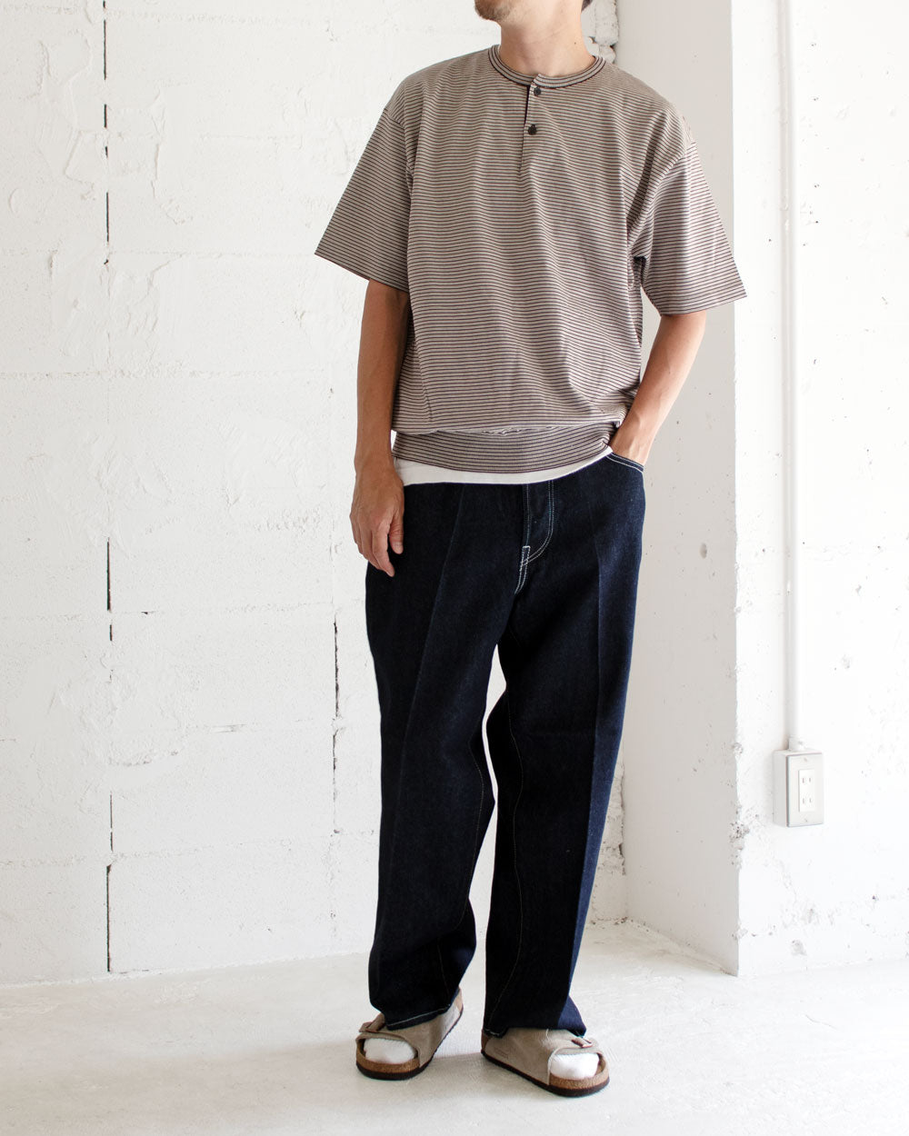BATONER BROWSING HENLEY NECK T-SHIRT