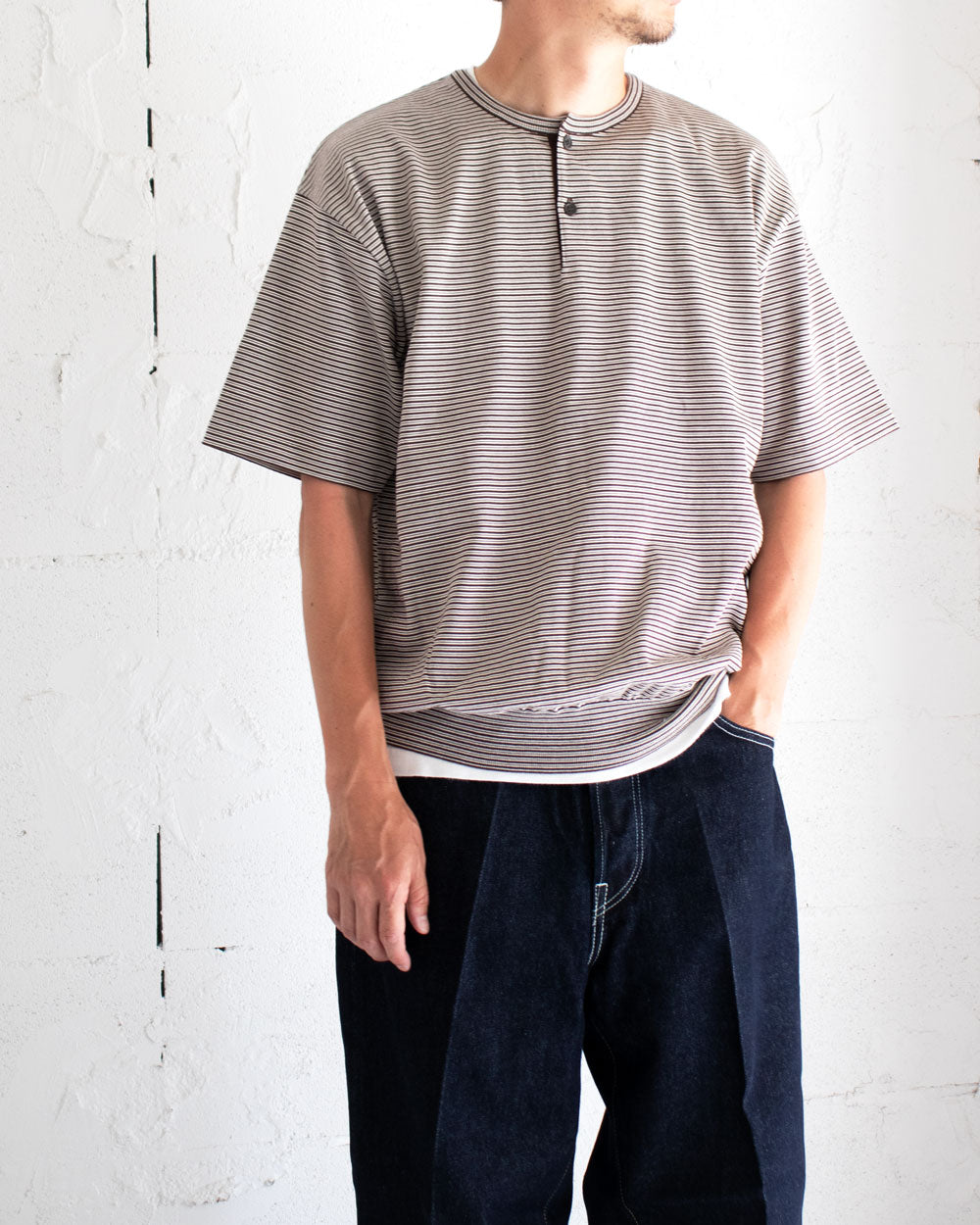 BATONER BROWSING HENLEY NECK T-SHIRT